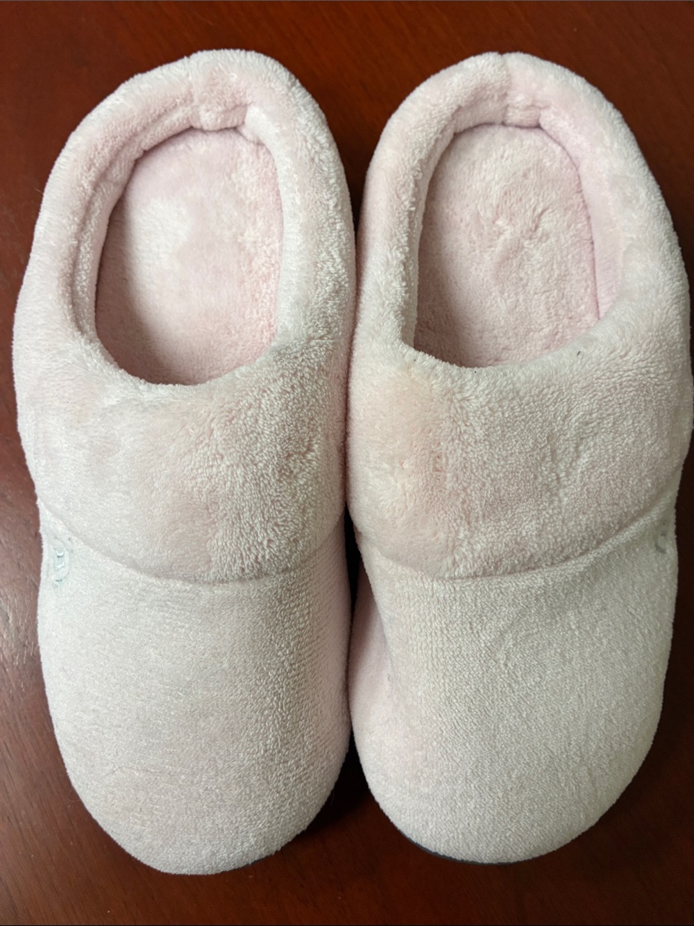 Isotoner women’s Gray Sole Pink Plush Slippers Size 7.5-8